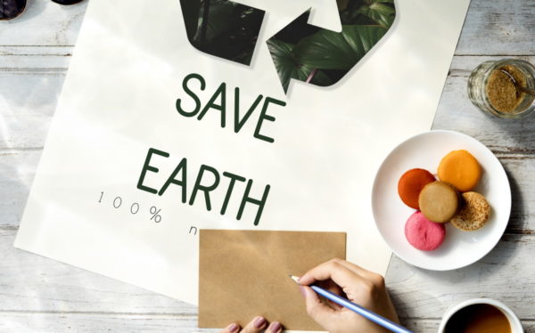 Sei alla ricerca di regali ecosostenibili per amiche? In questa utile guida troverai 5 idee regalo ecosostenibili e biologiche, ideali per una donna.